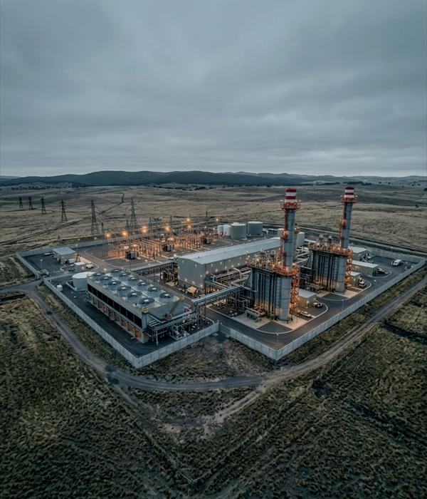 Central de generación eléctrica al atardecer